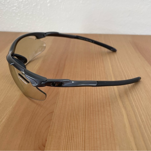 Tifosi Optics Tyrant 2.0 Multi-Sport Gunmetal Fototec Sunglasses with Case - Picture 6 of 9